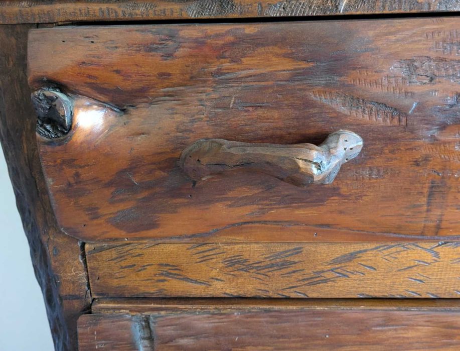 Cómoda Artesanal em Madeira Maciça de Castanheiro