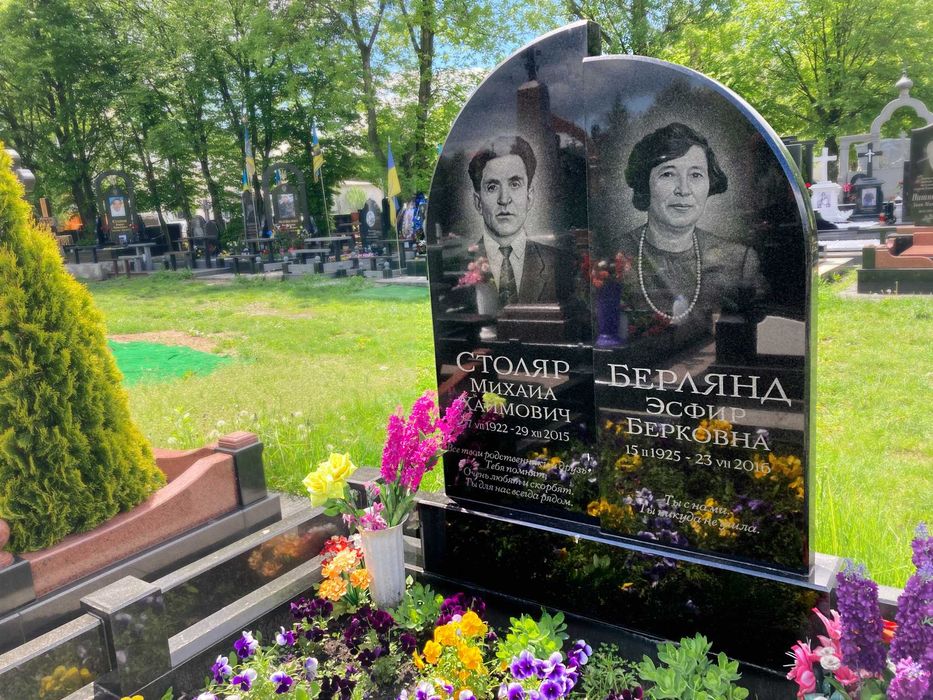 Дописать/Додати/ на пам'ятник, граніт текст, дати/Гравіровка/Берковці.