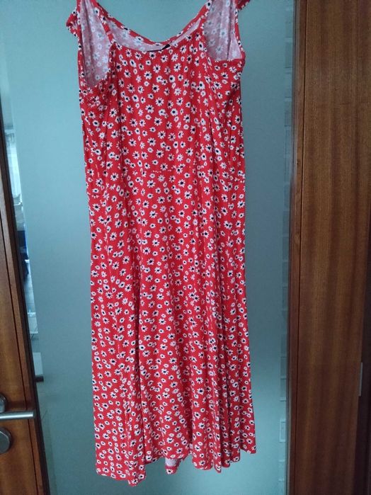 Vestido vermelho com flores