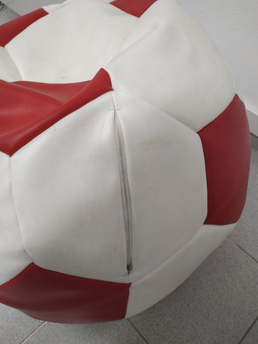Puff bola de futebol gigante vermelha e branca