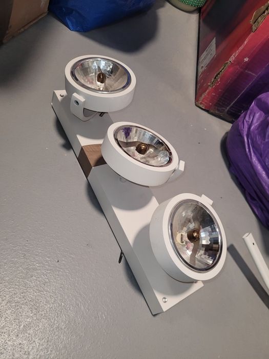 Biała lampa sufitowa