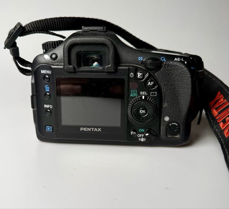 Дзеркальна камера Pentax k10d з обʼєктивом 18-55