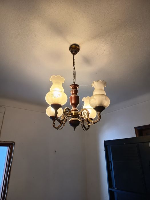 Candeeiro de tecto e mesa