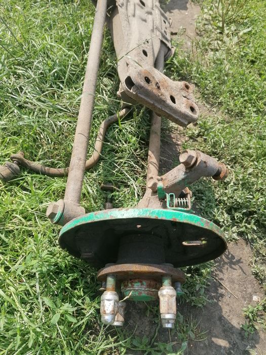 Продам задні ступиці мазда 323 ба