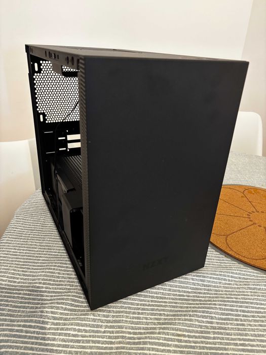 Caixa Mini-ITX NZXT H210