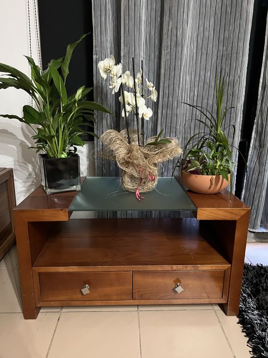 Mesa de centro, de madeira verdadeira, com vidro no meio