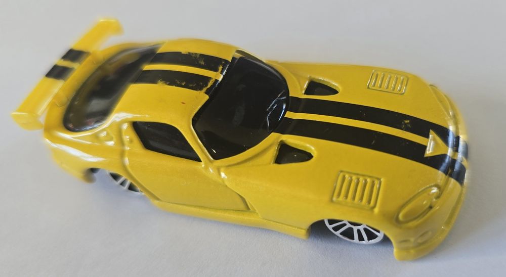 Dodge Viper GT2 amarelo com listras pretas - Maisto - 7cms