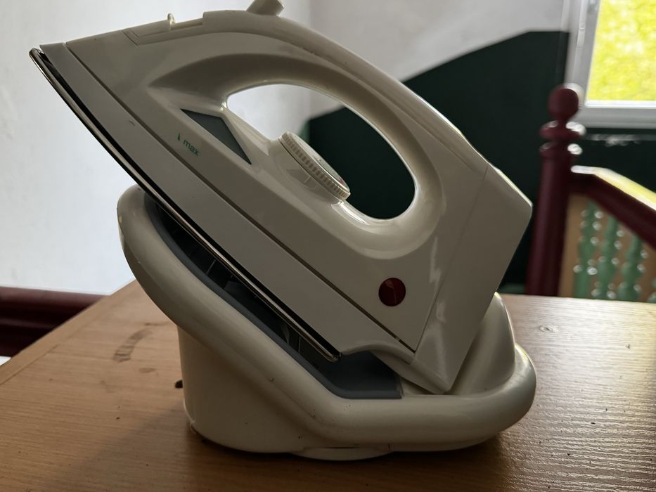 Bezprzewodowe żelazko parowe 1100W z stacją ładującą / pudełko