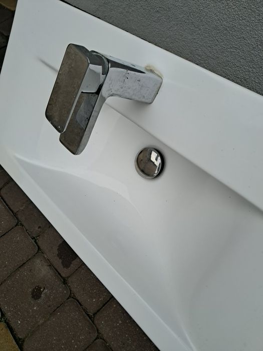 Umywalka  80 cm.