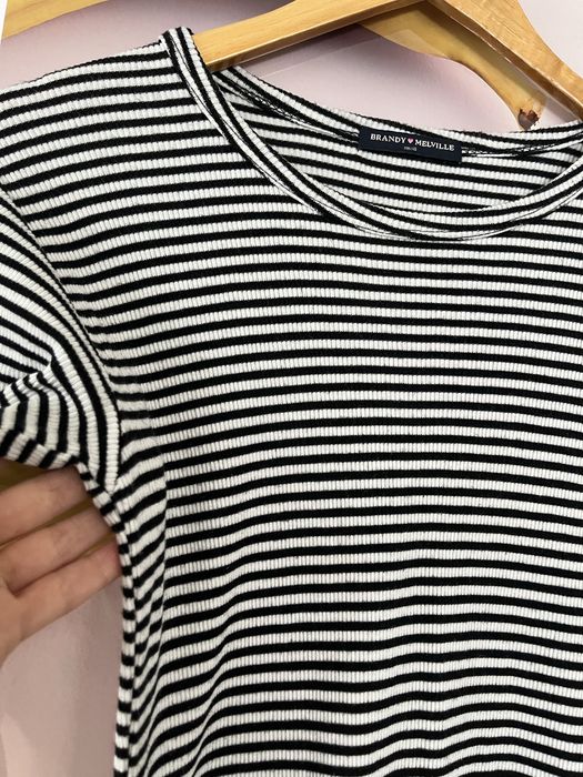 Dopasowana sukienka w paski z krótkim rękawem brandy melville