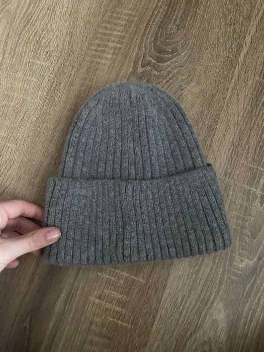 трендова сіра шапка