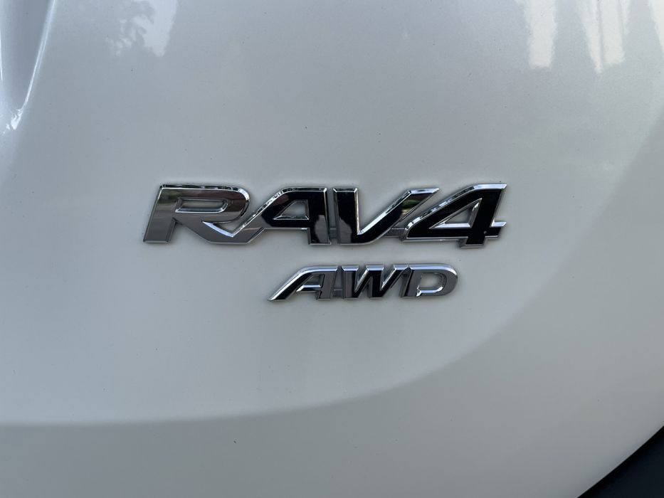 Продам авто Toyota Rav 4 без подкрасов и с родным пробегом
