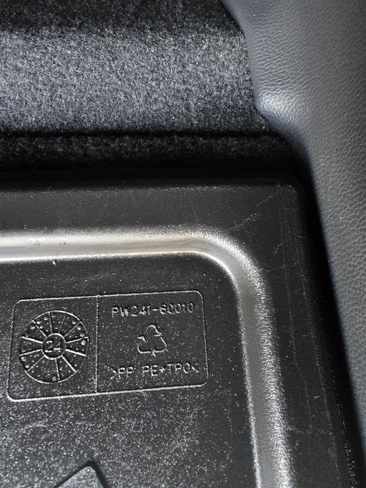 Продам оригинальный коврик в багажник,Toyota Land Cruiser Prado 250