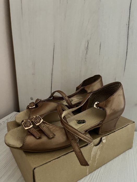 Танцювальні туфлі