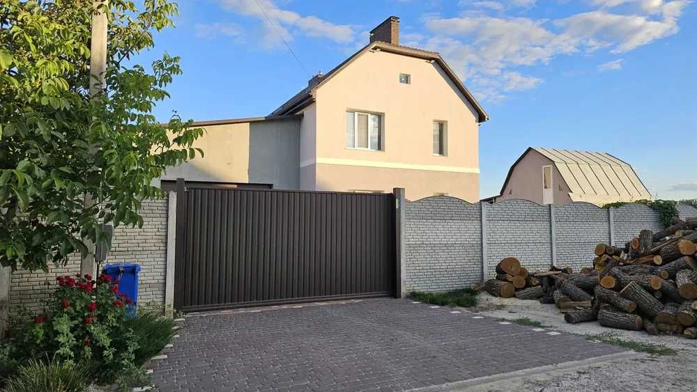 Продам 2х поверховий будинок,Рогань, 182м2 з євроремонтом(код 5325)