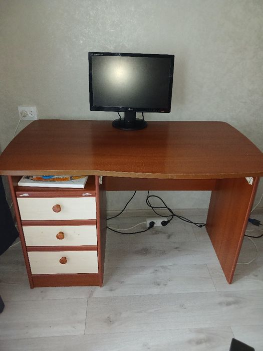 Продам стіл та поличку б/у в гарному стані .