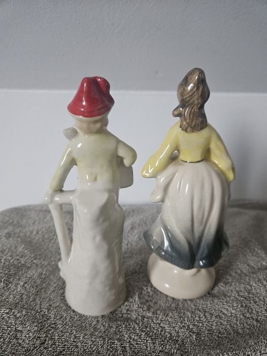 Figurka porcelanowa  chłopiec w czerwonej czapce