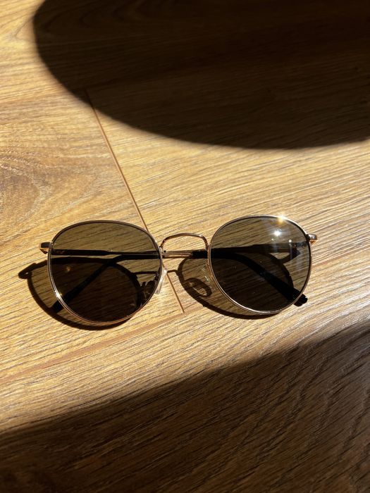Óculos de sol armação dourada