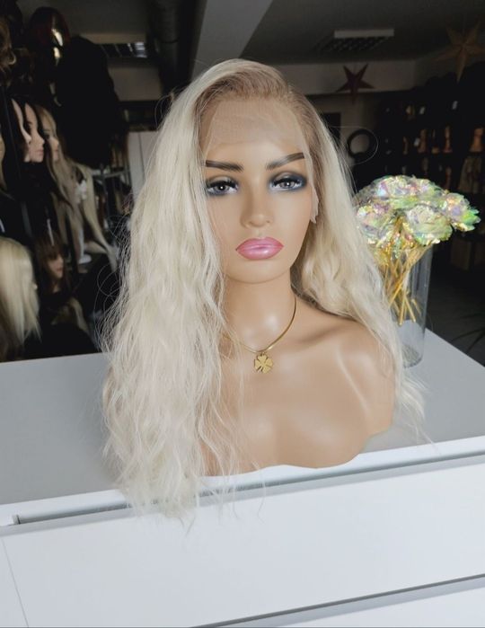 Peruka piekna naturalnie wyglądająca