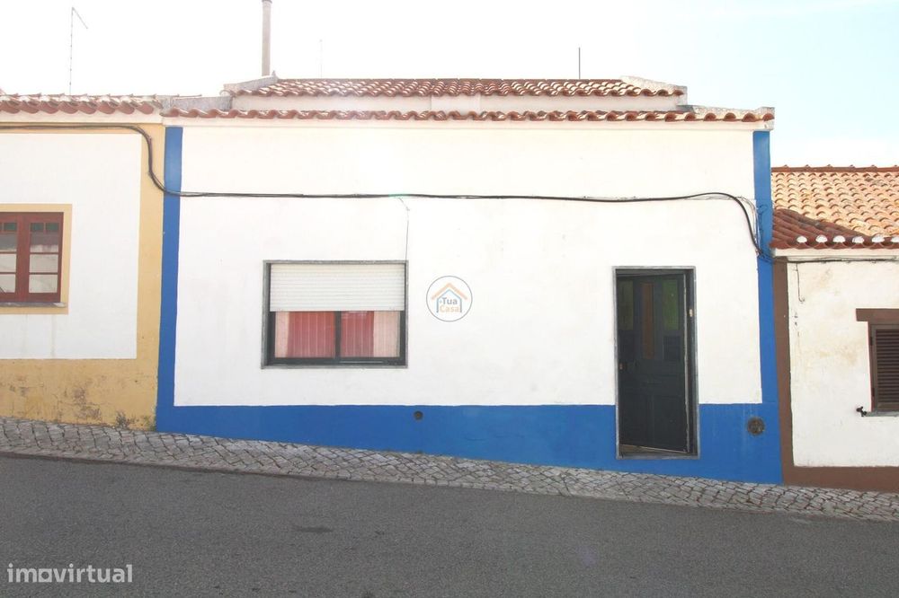 Moradia T2 com Espaço Exterior Localizada na Vila do Torrão, Concelho