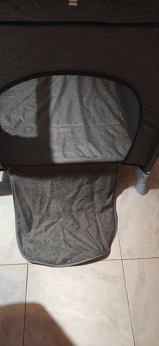 Cama de viagem cinza e azul