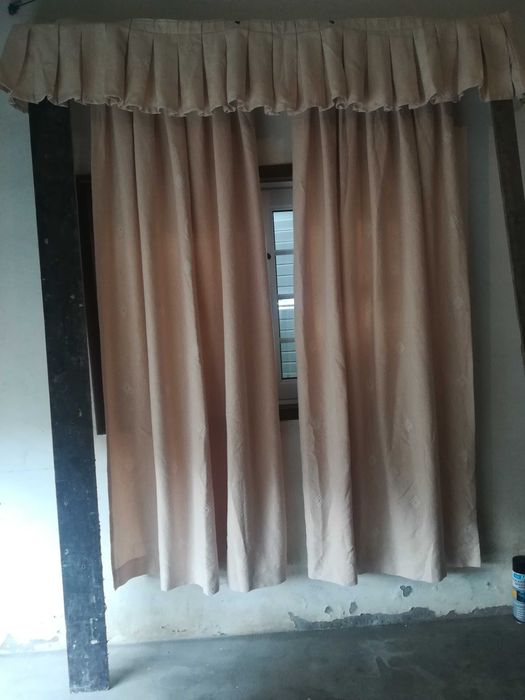 Cortinas e reposteiro bege--vários modelos