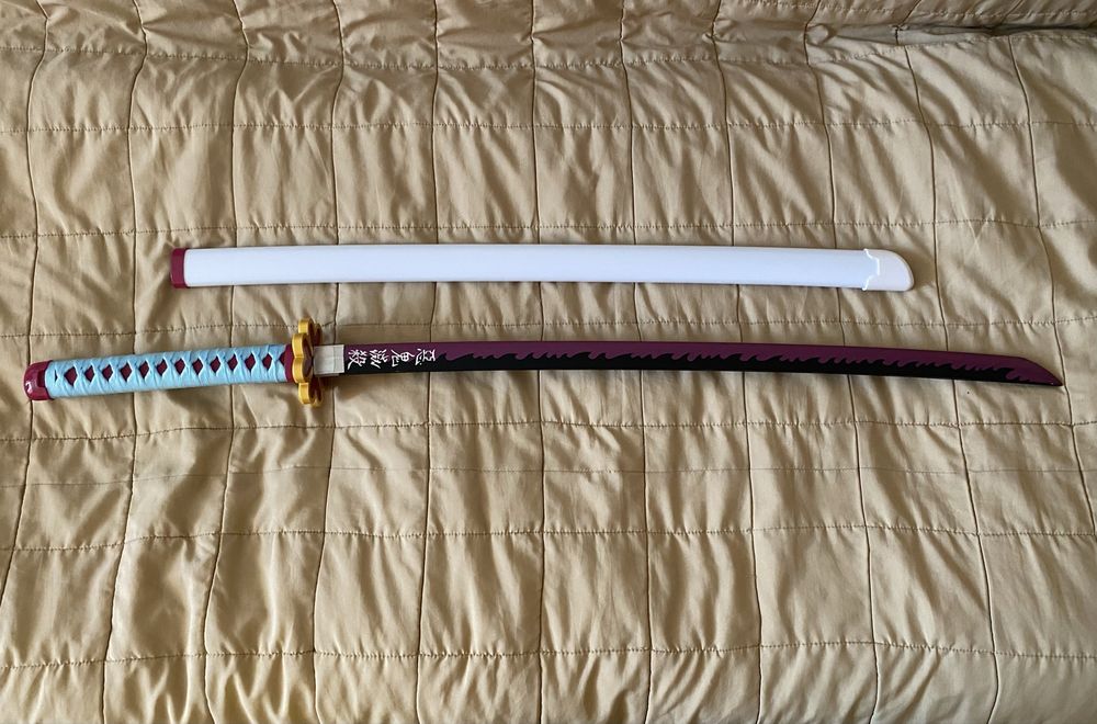 Дерев’яна катана Міцурі з Demon Slayer