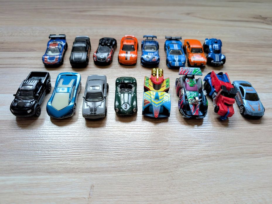 Zestaw samochodzików hotwheels