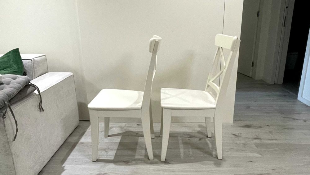 Cadeiras brancas de madeira da Ikea