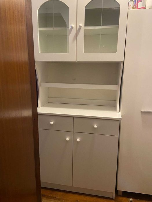 Armário branco mais a parte de baixo em bom estado