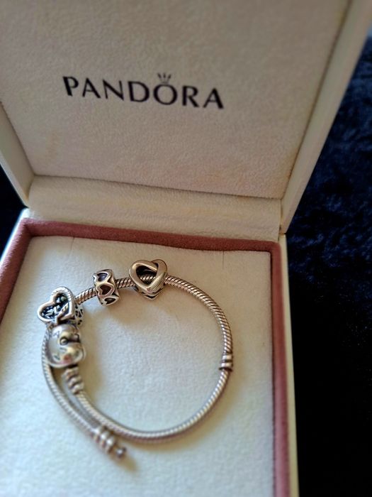 Pulseira Pandora Genuína, acompanhada de Caixa Original.