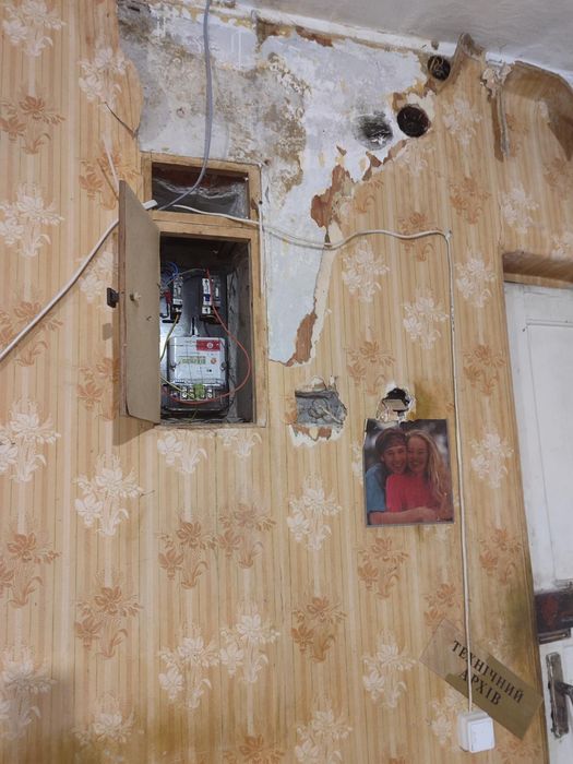 Продам на Черемушках 2 ком.квартиру. Фасад 1эт. Можно под офис 046-084