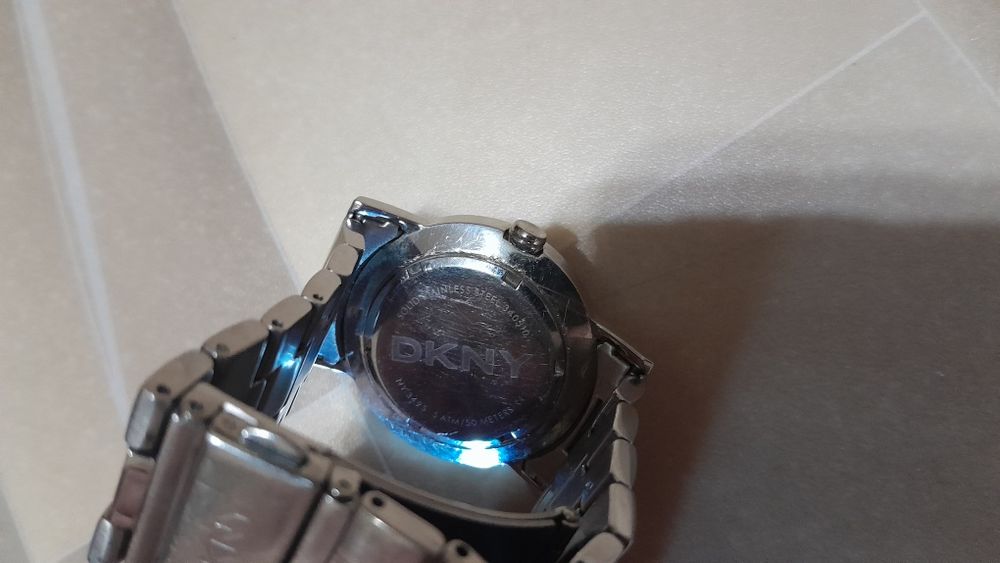 Часы наручные DKNY.