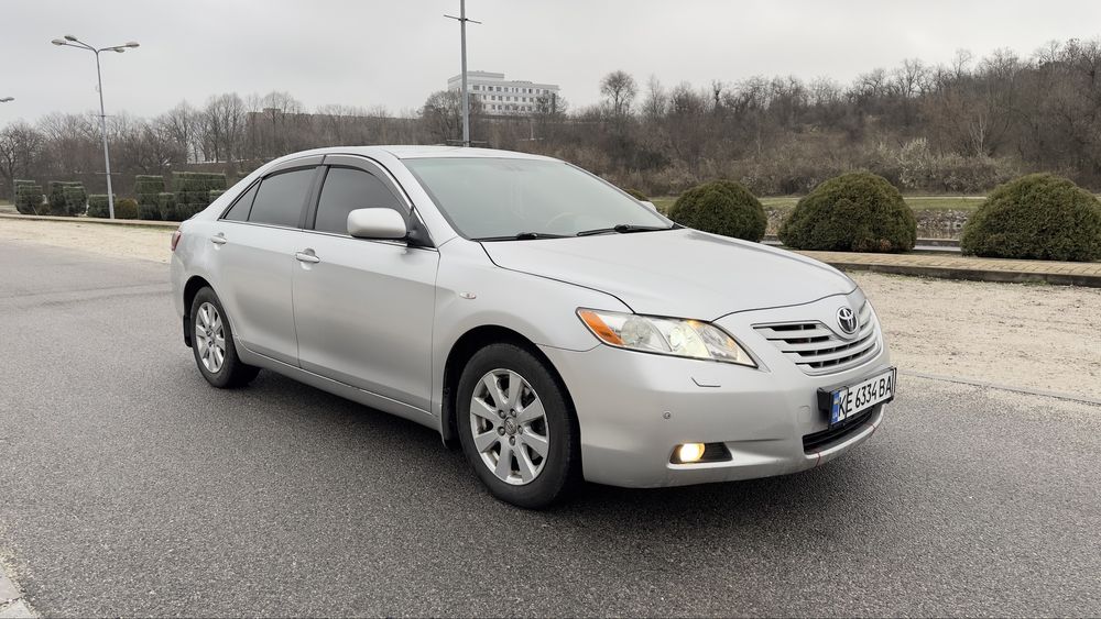 Один власник з автосалону. 
Офіційна, максимальна комплектація. 
Рестайлінг. 
3.5i
Газ-бензин 
Заміна АКПП 100 т.км. потому. Після цього через 60т.км замінено мастило в АКПП. 
В серпні 2025 було проведено заміну на новий компресор кондиціонера Nissens.
Із останнього ще був  ремонт генератора. 
Обслуговування проводилося завжди своєчасно.
Є всі акти та накладні по ремонту та запчастинам за весь час. 
На даний час все працює. 
ДТП не було. Кожне скло все рідне, окрім лобового (була тріщина). 
Працює на газу і на бензині однаково. 
Автомобіль вкладань не вимагає. 
З документами повний порядок.