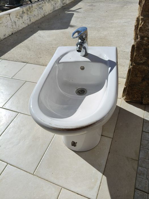 Bidé com alguns riscos