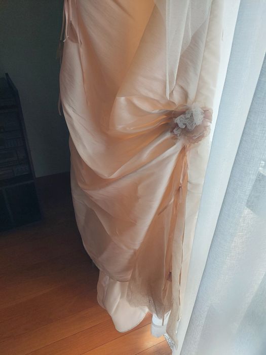 Vestido de noiva com saiote e véu