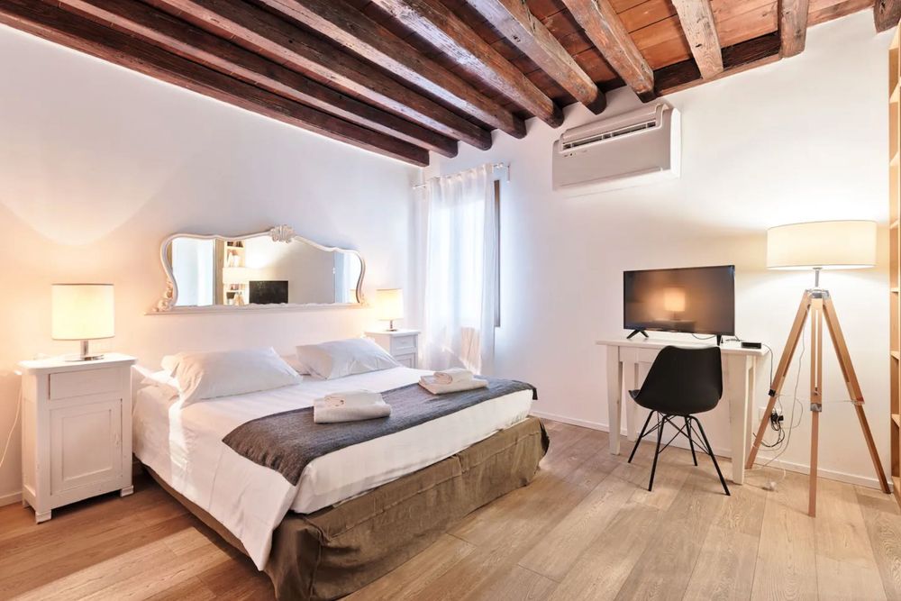 Є гаряча/холодна вода, опалення, працює wifi при відключеннях