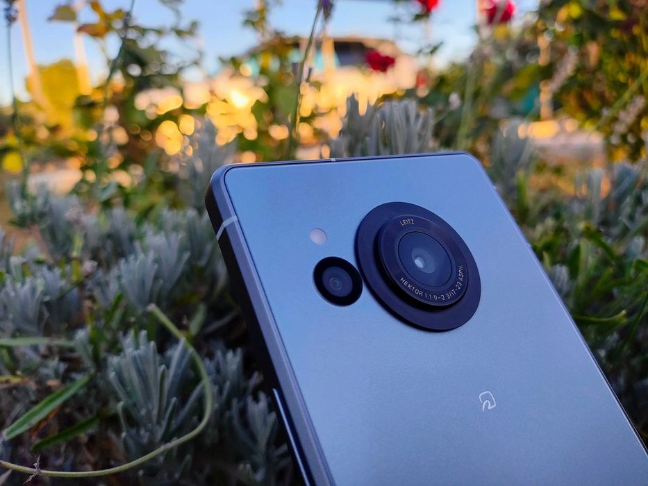 Противоударный смартфон Sharp R8 (2sim,IP68,6.4"240Гц,Snap8Gen2,4570ма