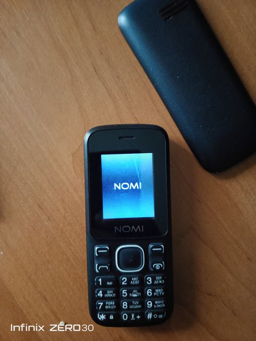 Продам кнопочный телефон Nomi.