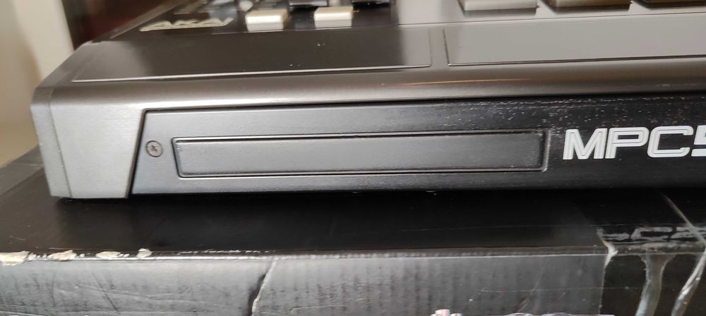 Akai MPC 5000 sampler, beat-maszyna, sekwencer, syntezator w jednym