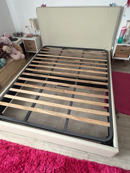 Cama com estrado e colchão
