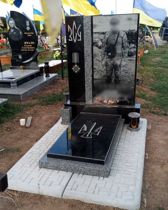 Пам’ятник військовому з граніту