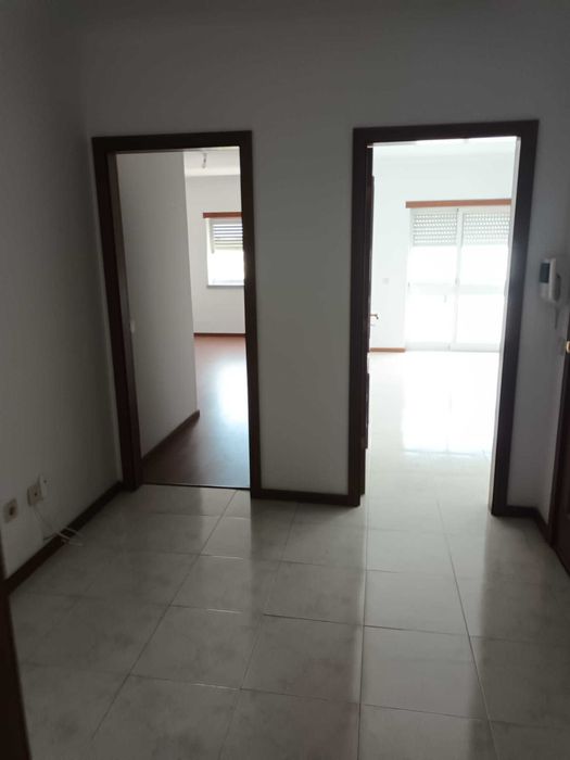 Alugo belíssimo T4 na primeira rotunda da Carapalha