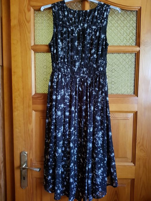 Piekna sukienka czarno biala dluzszy tył  SM z H&M