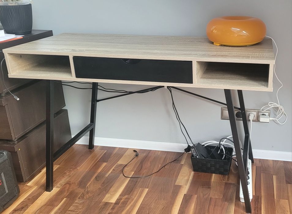 Biurko ABBETVED 48x120 – jasny dąb/czarny, stan idealny
