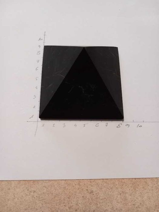 Piramidka szungitowa 8x8 cm