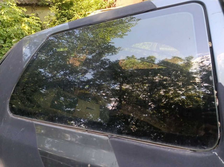 Скло дверне бокове Volkswagen Golf 3