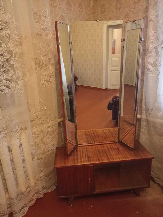 Трюмо зеркало із відсіком знизу СССР: 300 грн. - Мебель для
