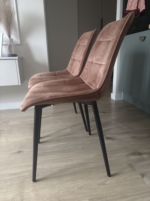 Krzesła różowe welurowe