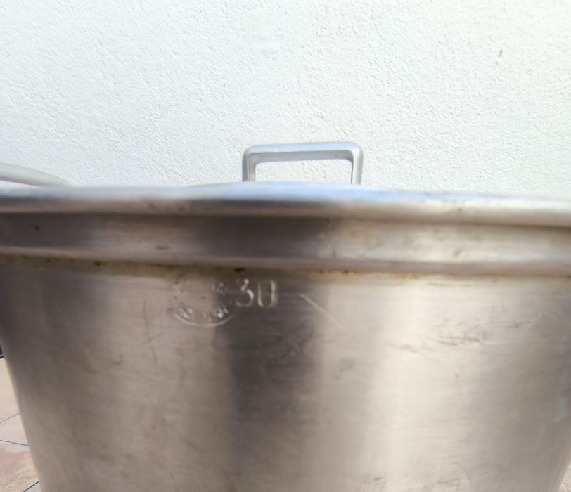 Panela em alumínio grande, 30